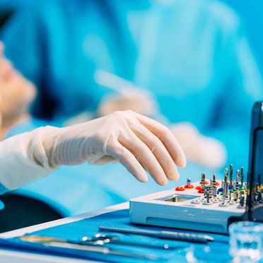 Dentista sacando herramientas de trabajo