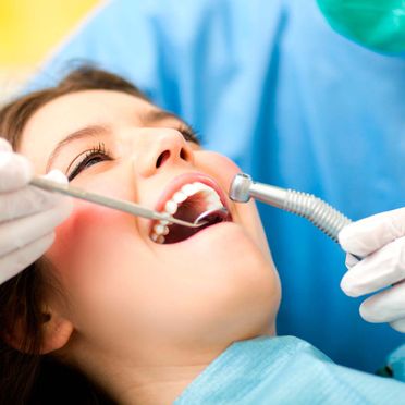 Dentista limpiando dientes de paciente
